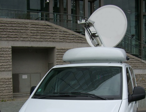 Un Camion équipé d'une antenne satellite